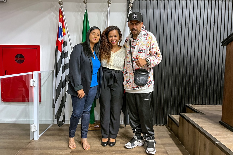 Professora Najara Costa com artistas da cultura periférica em Taboão da Serra
